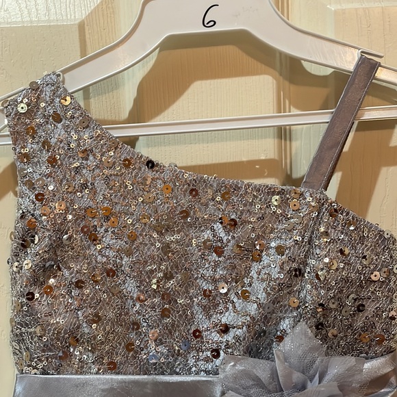 One time used 6y little girl dress a little dirty but can be fixed with a wash - Picture 2 of 6